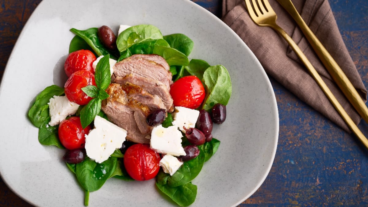 Salotos su avienos kumpiu 