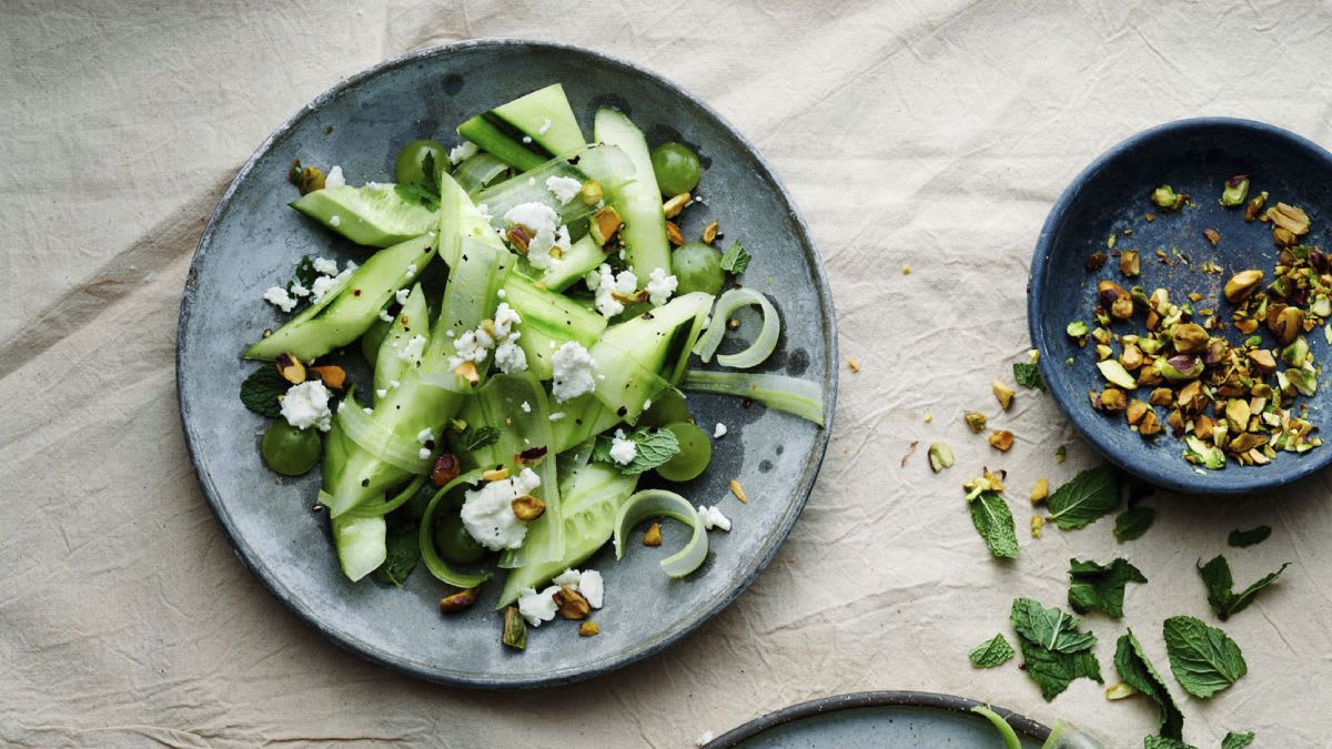 Agurkų salotos su vynuogėmis ir fetos sūriu