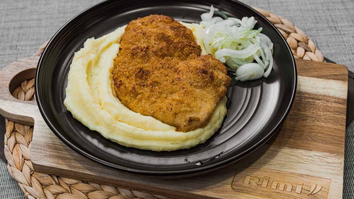 Karbonāde ar kartupeļu biezeni un melno piparu mērci