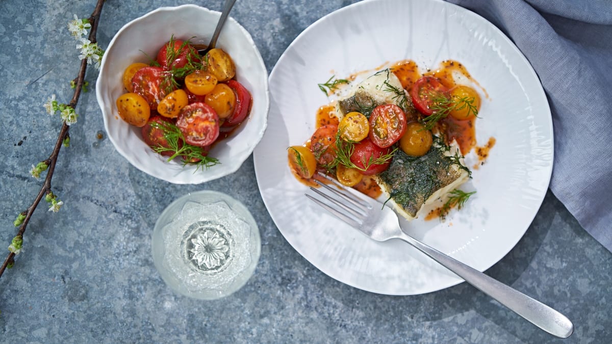 Folijoje kepta menkė su pomidorų salotomis