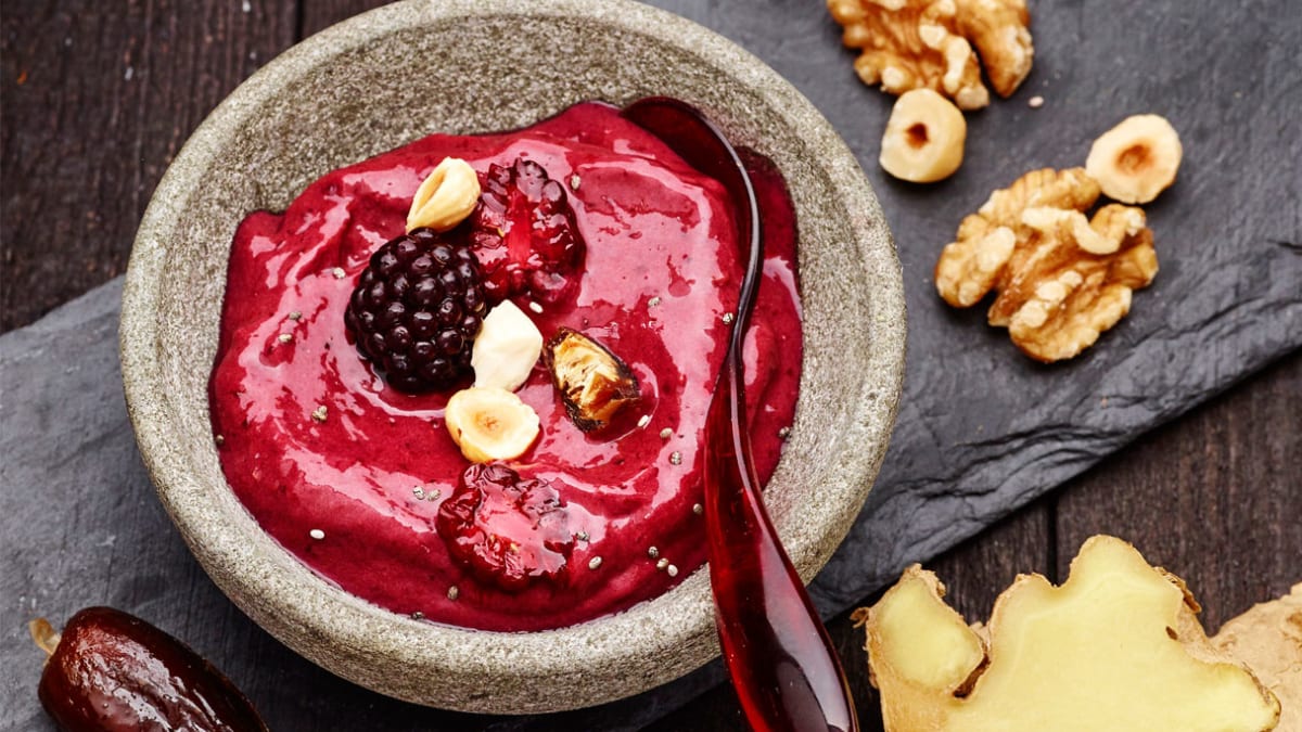 Tirštas gėrimas su gervuogėmis, avokadu, imbieru ir cinamonu