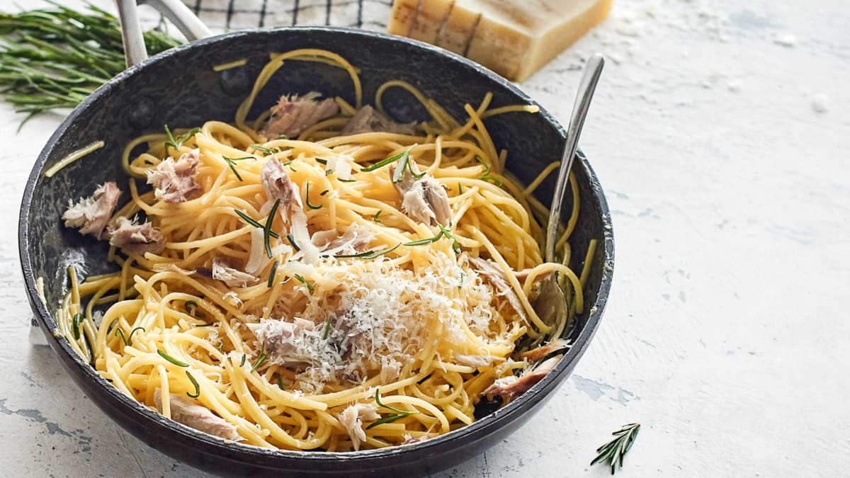 Spagečiai su karštai rūkyta skumbre