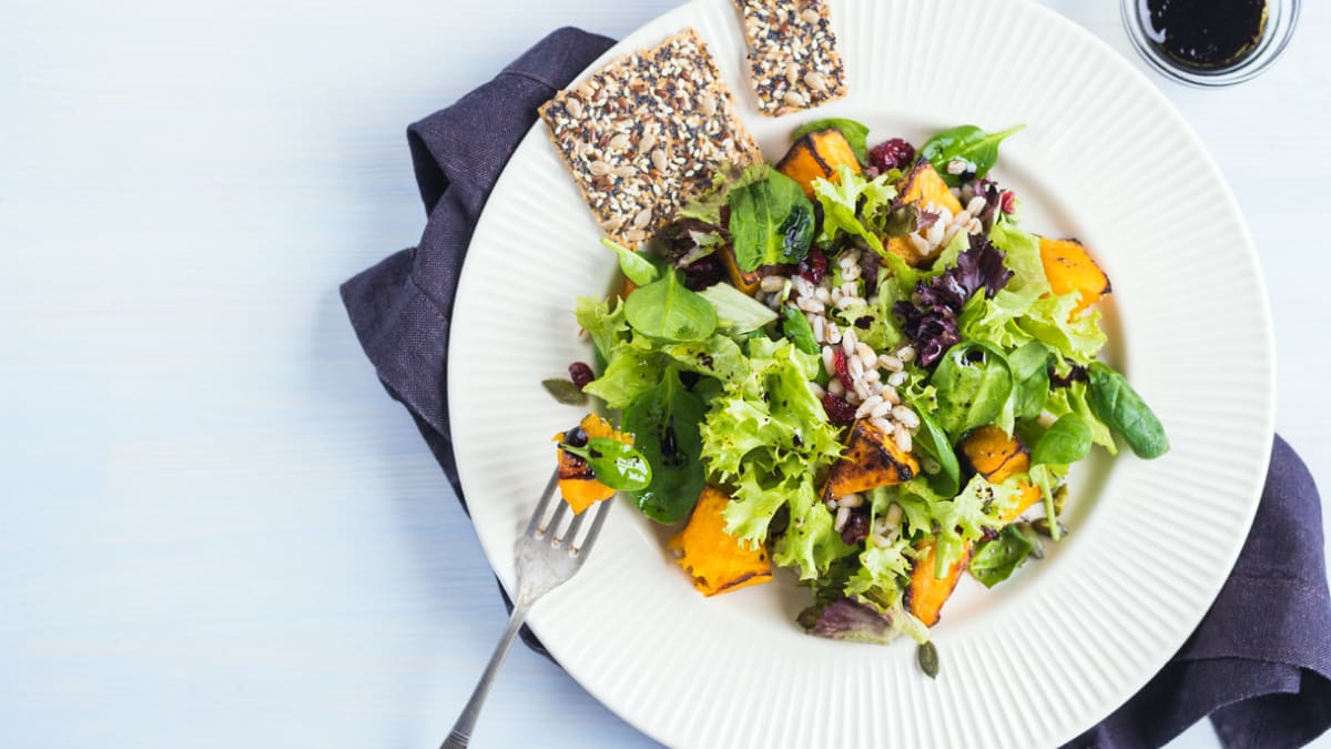 Perlinių kruopų ir moliūgų salotos