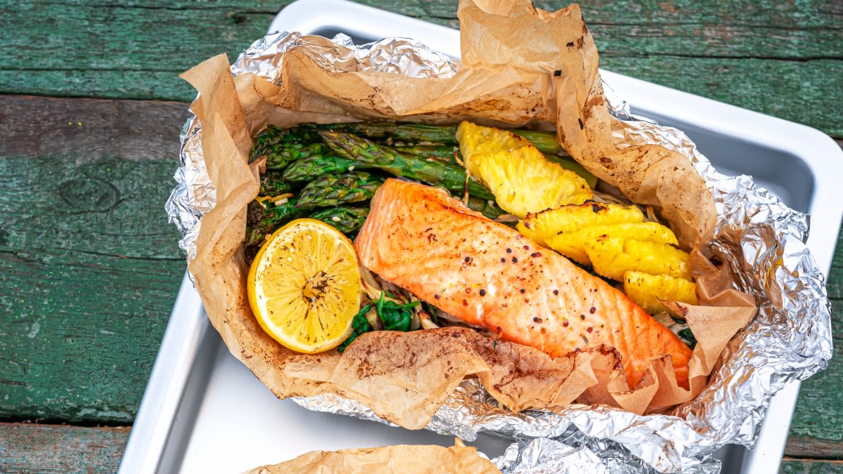 Lašišos, keptos folijoje ant grilio