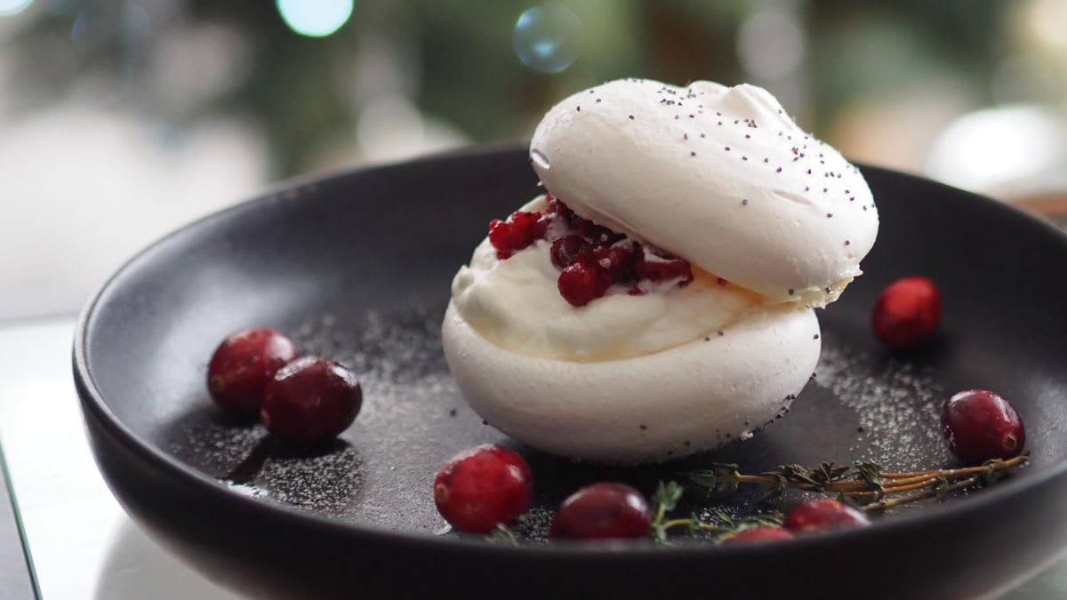 Liucinos Kalėdinė pavlova su aguonomis ir uogomis