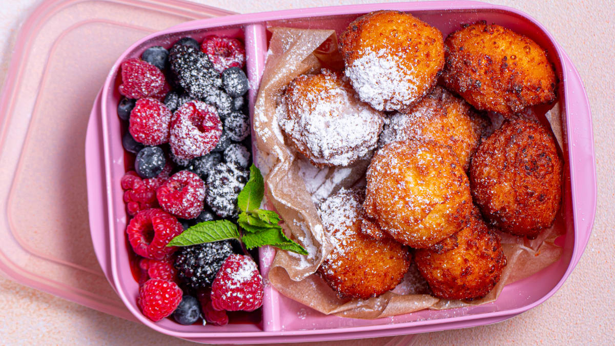 Kodujuustusõõrikud marjadega