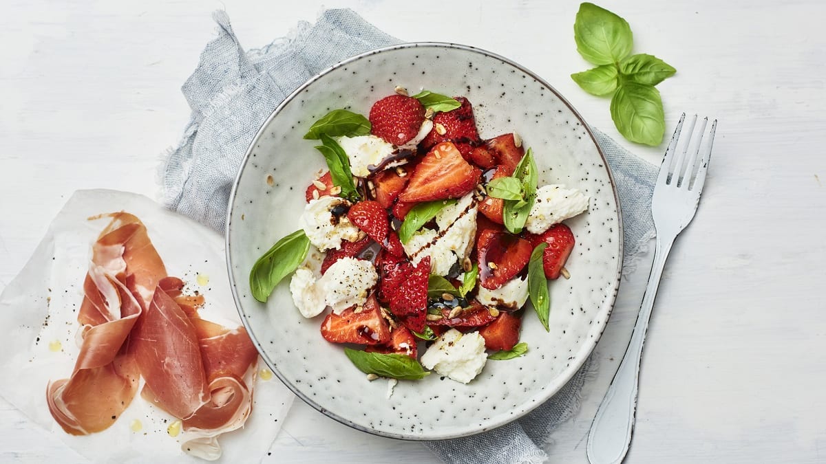 Mozzarella aedmaasikate, basiiliku ja röstitud päevalilleseemnetega