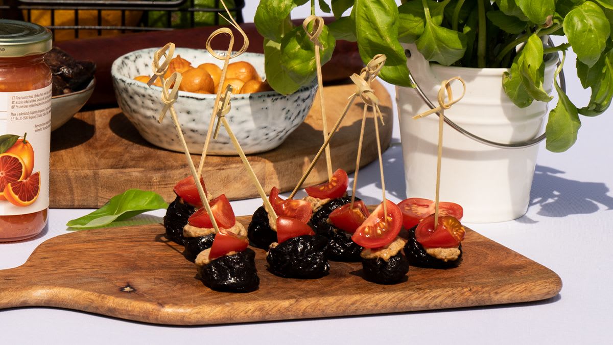 Pasteediga täidetud mustad ploomid 