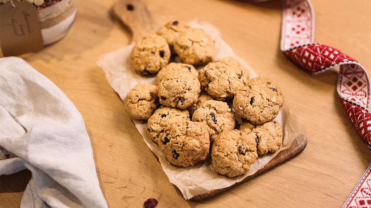 Kaerahelbe-kamaküpsised jõhvikate ja valge šokolaadiga