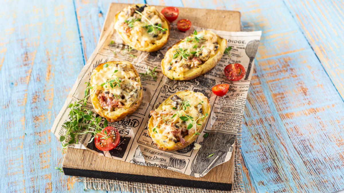 Peekoni-seenetäidisega kartulid