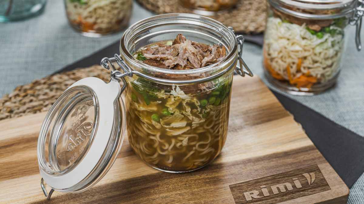 Nūdeļu zupa burkā