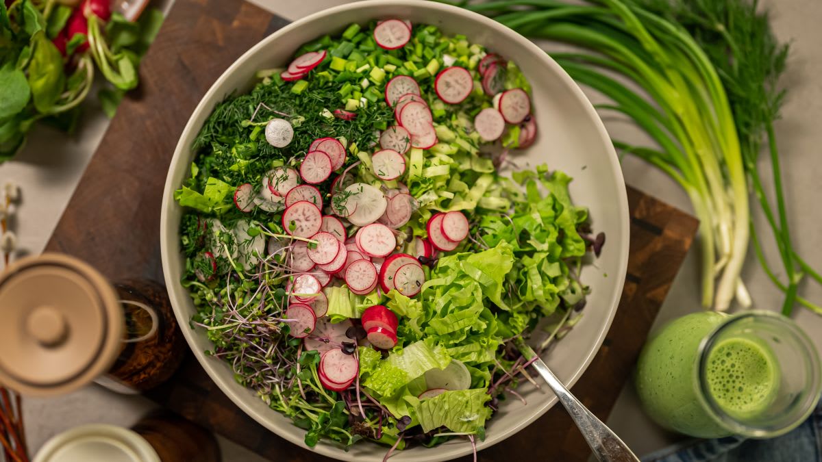 Kevadine salat ürdikastmega