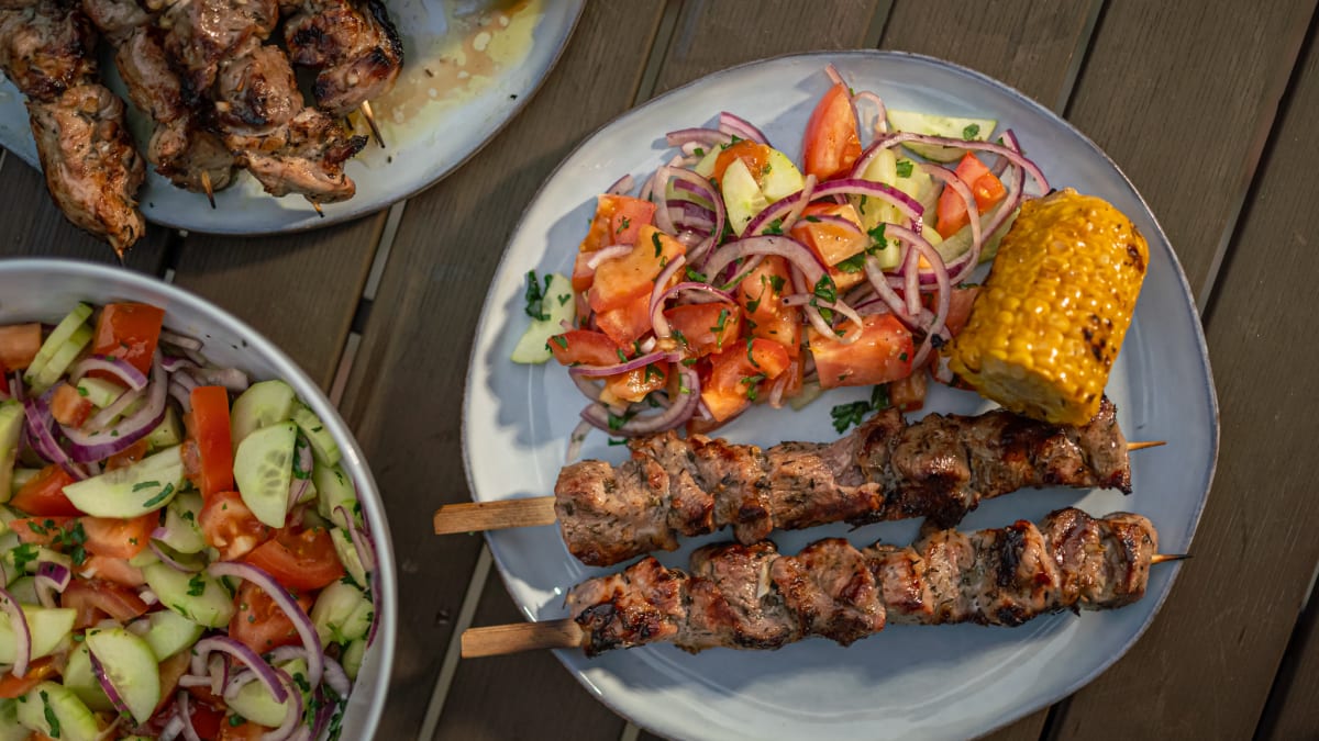 Mahlane grillitud sealiha võise maisi ja salatiga