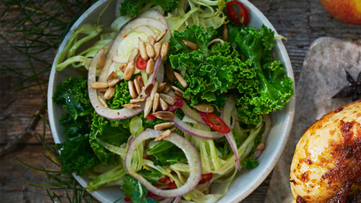 Lapinių kopūstų salotos su apelsinais ir saulėgrąžomis