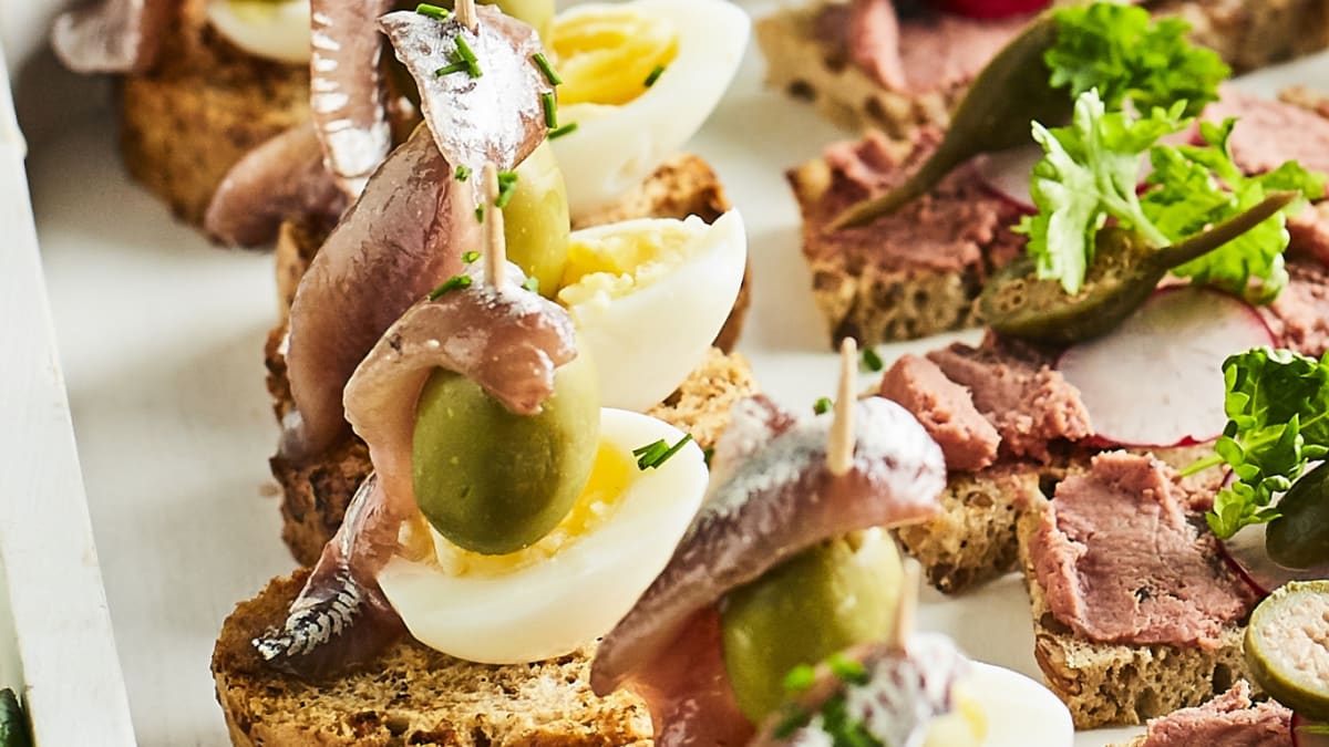 Anšovu un paipalu olu kanapē