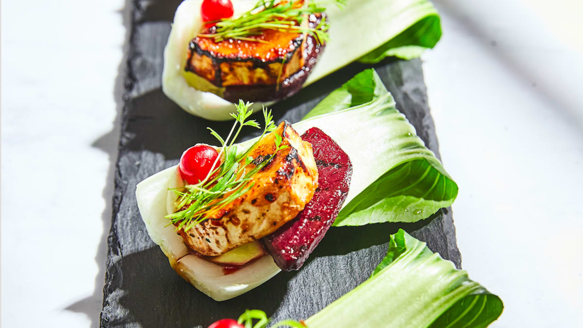 Salātu karotīte ar bieti un kazas sieru