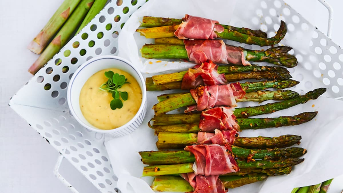 Sparģeļi ar vītinātu šķiņķi Jamon