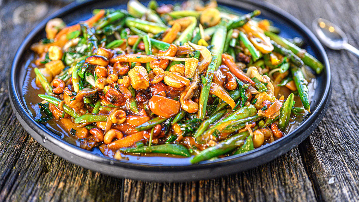 Wok dārzeņi ar indijas riekstiem