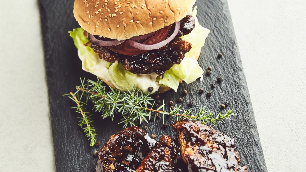 Kadiķī kūpināta sojas gaļa