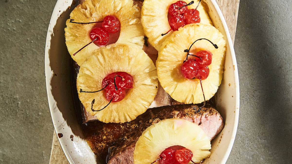 Dūmota cūkas krūtiņa ar ananasiem un ķiršiem