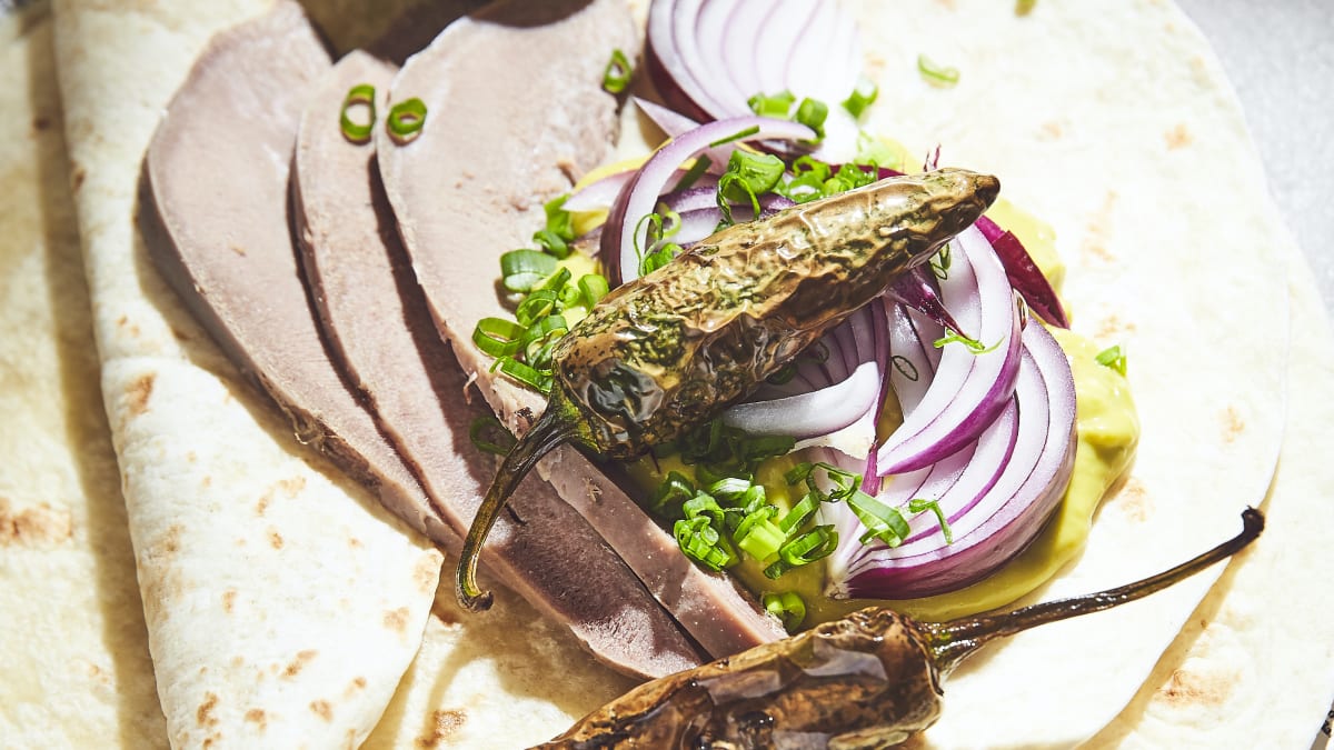 Tortilja ar cūkas mēli un gvakamoli