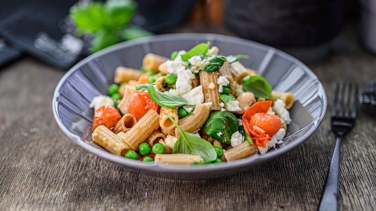 Pilngraudu pasta ar krāsnī gatavotu tomātu mērci