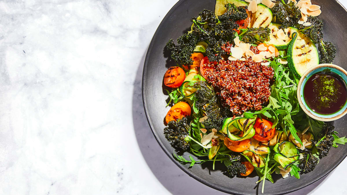 Kvinojas salāti ar kalē un krāsnī ceptu cukīni