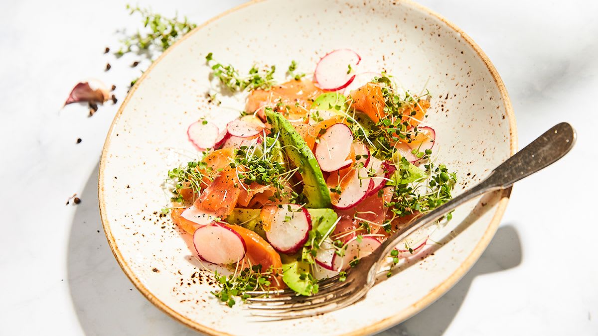 Kūpināta laša un avokado salāti