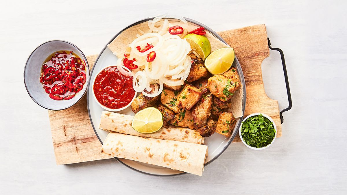 Šašliks ar marinētiem sīpoliem un adžiku