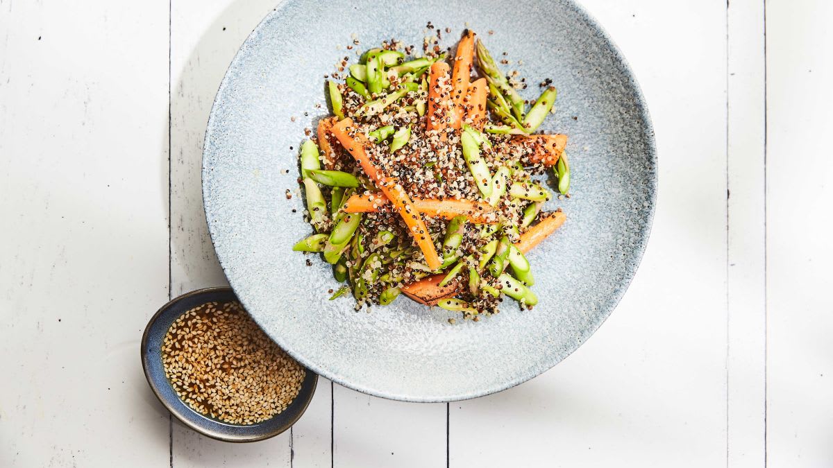 Ceptu burkānu un kvinojas salāti