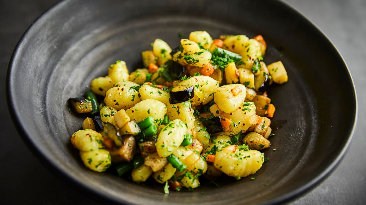 Sviestā sautēti dārzeņi ar kartupeļu ņoki