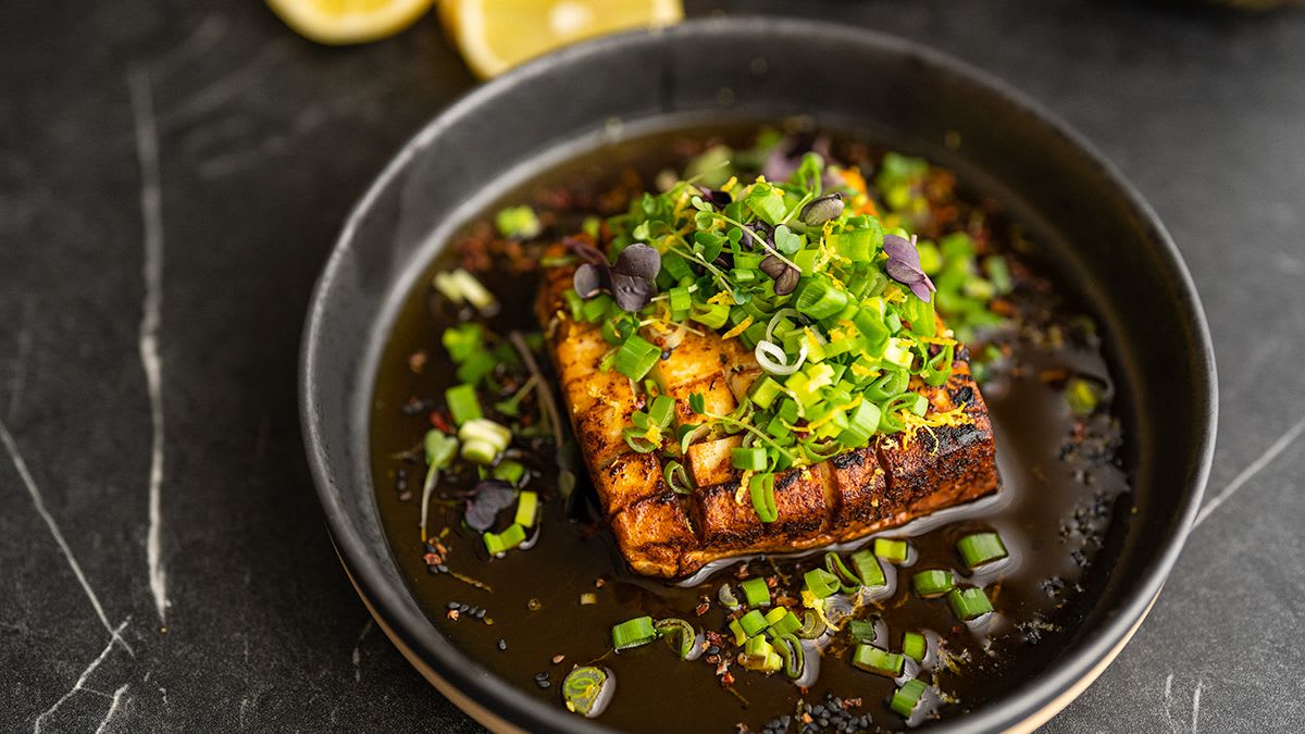 Cepts tofu ar eļļā plaucētiem garšaugiem