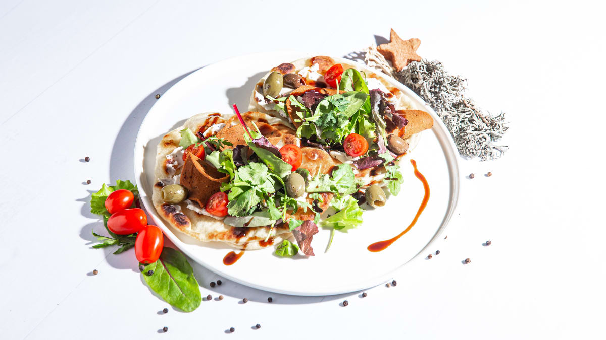 Plakanmaize ar dārzeņu desu un salātiem