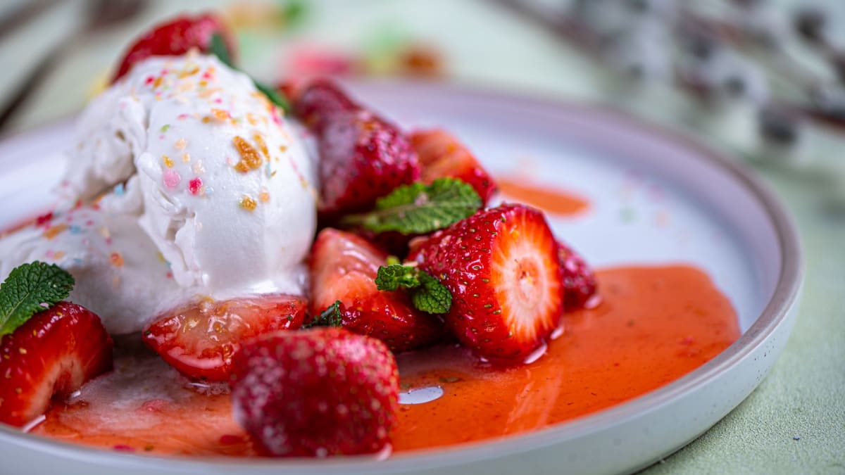 Zemenes sīrupā ar gaisīgo medus kokoskrēmu