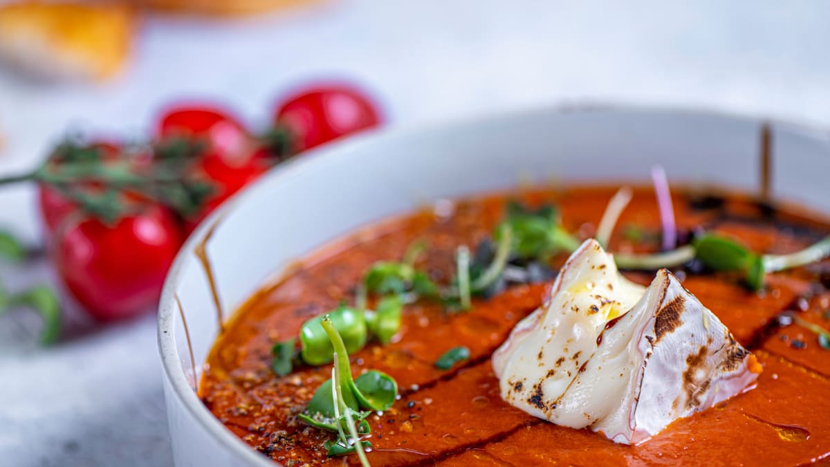 Vītinātu tomātu miso ar apsvilinātu sieru