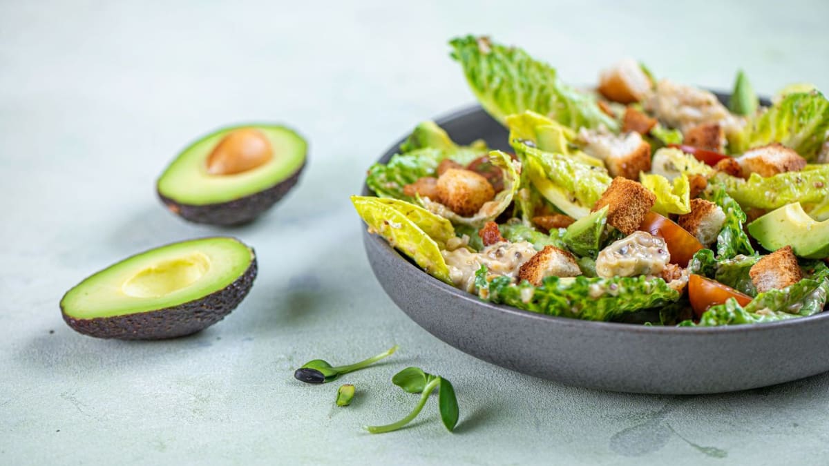 Pavasara salāti ar ceptu nevistu un garšaugu mērci