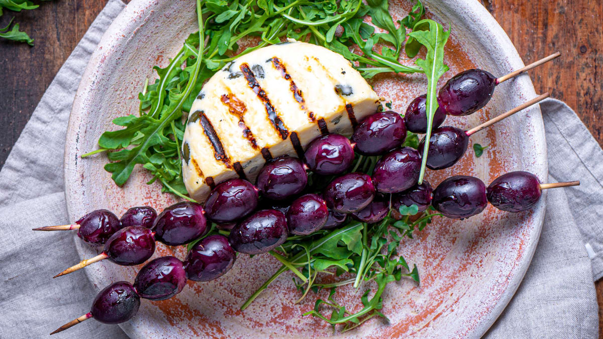 Grilēts siers ar vīnogu iesmiņiem