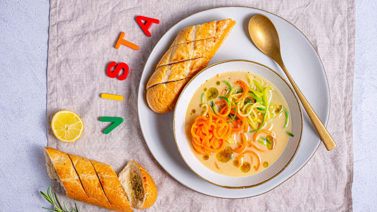 Cāļa un kokosa buljonzupa ar dārzeņu nūdelēm