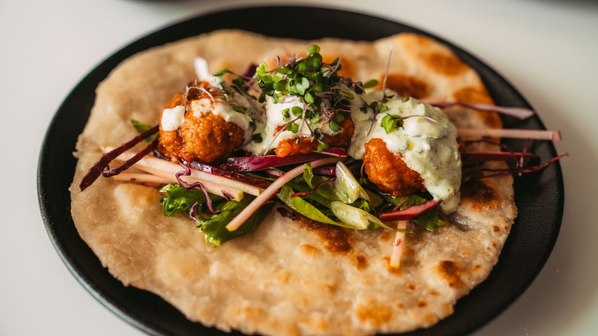 Plakanmaize ar gaļas bumbiņām