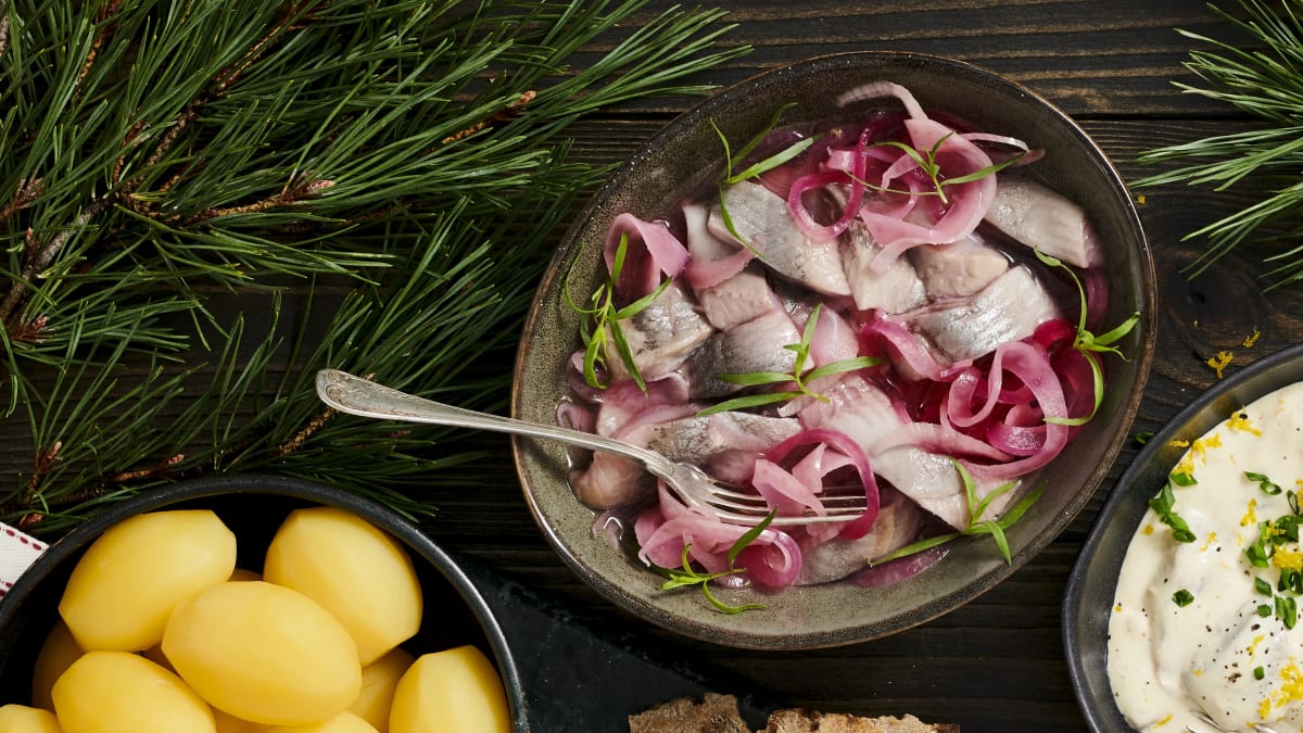 Marinuota silkė su peletrūnu ir pankoliu