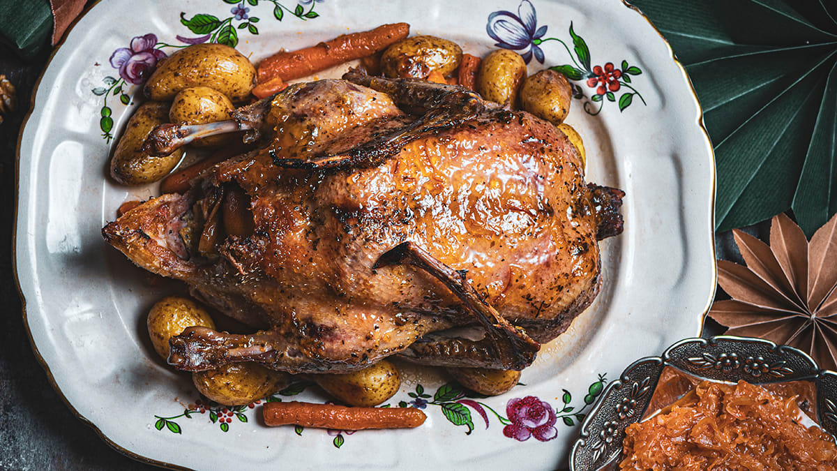 Pīle ar apelsīnu un ābolu pildījumu