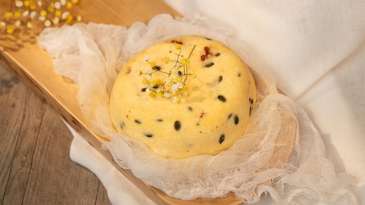 Jāņu siers ar saulē kaltētiem tomātiem un sēkliņām