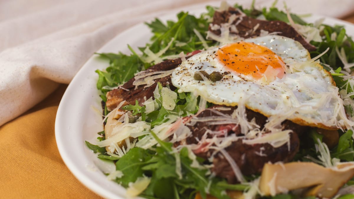 Steika salāti ar Džiugas sieru