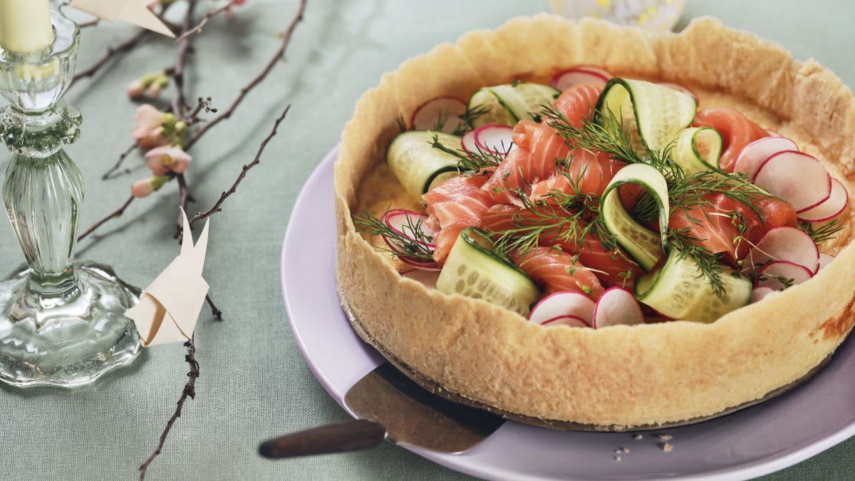 Siera pīrāgs ar kūpinātu lasi, redīsiem un gurķiem
