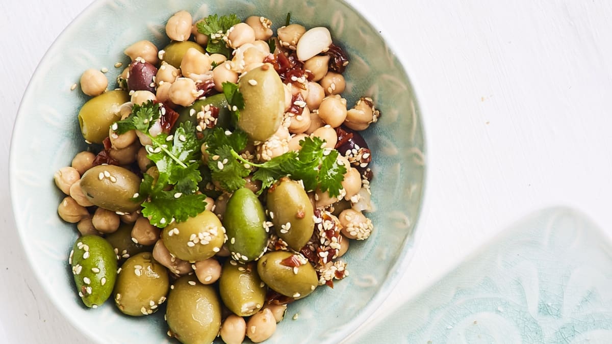 Olīvu un turku zirņu salāti ar svaigu koriandru