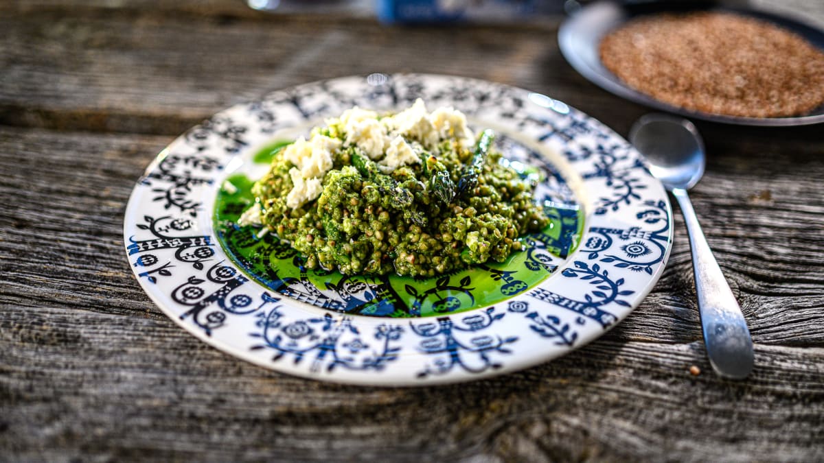 Zaļie griķi spinātu mērcē ar fetas sieru