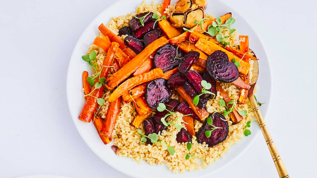 Bulgurs ar krāsnī ceptiem dārzeņiem