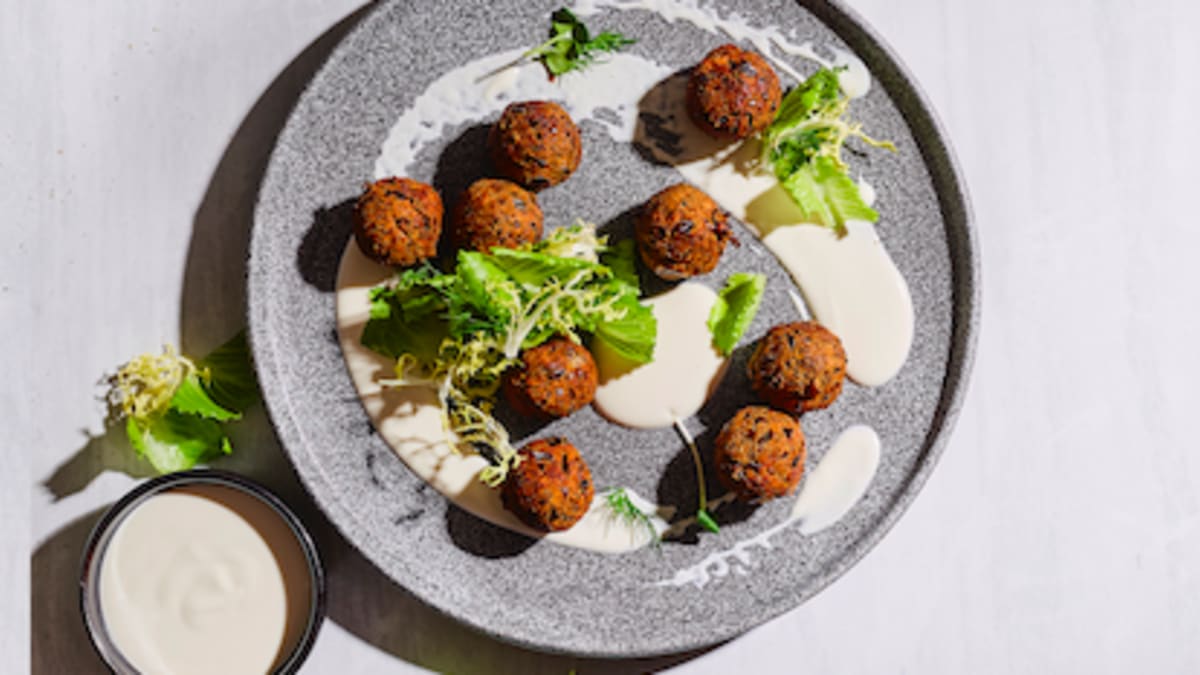 Pelēko zirņu falafeli ar Indijas riekstiem