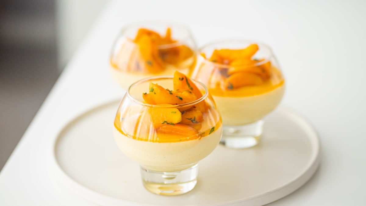 Jogurta Panna Cotta ar aprikozēm