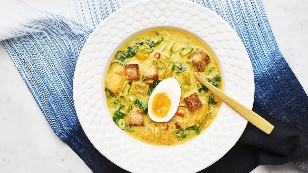 Kõrvitsasupp karri, kookose ja spinatiga